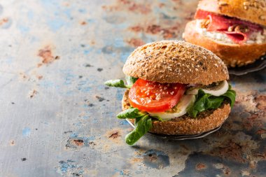 Taze domatesli İtalyan Caprese sandviçleri, mozzarella peyniri.