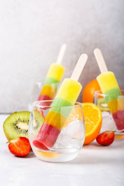 Lezzetli ev yapımı buzlu şekerler