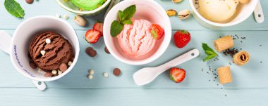 Ev yapımı kahve ve çikolata dondurma