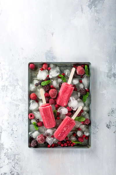 Popsicles aux baies maison — Photo