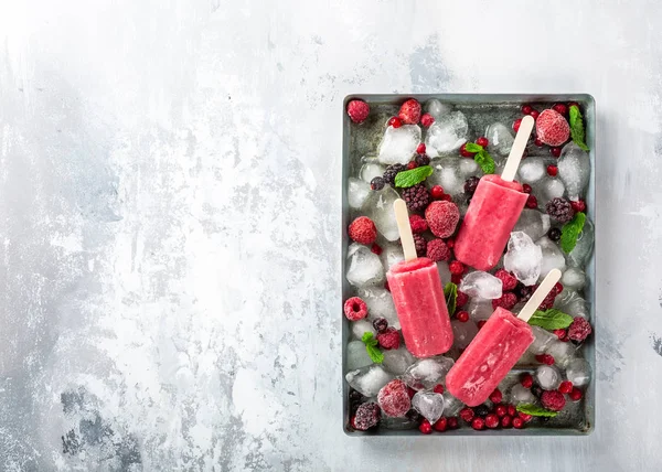 Popsicles aux baies maison — Photo