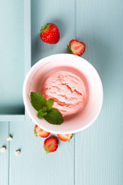 Bir kase içinde ev yapımı çeşitli dondurma