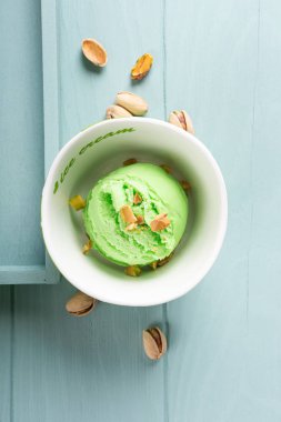 Bir kase içinde ev yapımı çeşitli dondurma