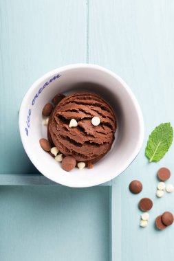 Bir kase içinde ev yapımı çeşitli dondurma