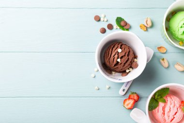 Bir kase içinde ev yapımı çeşitli dondurma