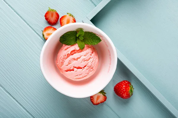 Helado hecho en casa en un tazón — Foto de Stock