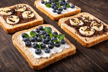 Çikolata ve muz ile lezzetli açık sandviç