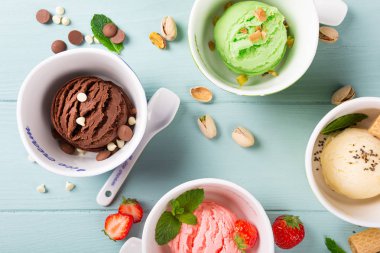 Bir kase içinde ev yapımı çeşitli dondurma