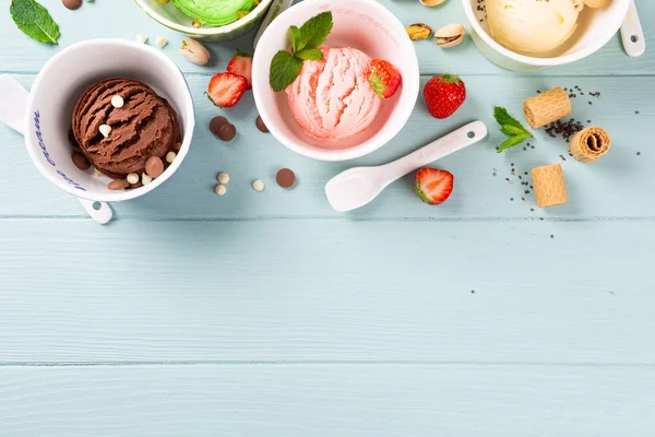 Zelfgemaakte geassorteerde ijs in een kom — Stockfoto