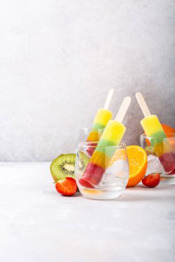 Lezzetli ev yapımı buzlu şekerler