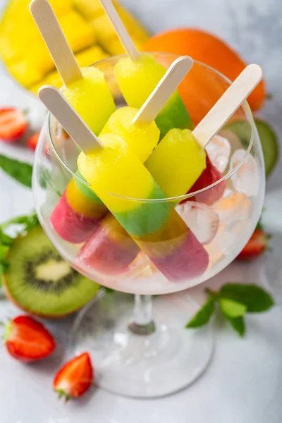 Вкусное домашнее фруктовое мороженое — стоковое фото