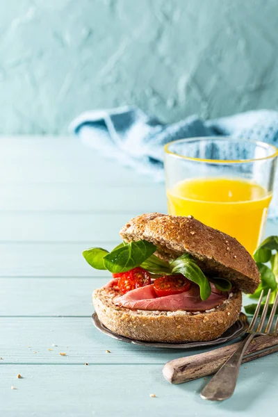 Sandwiche with beef and fresh tomatoes — Stock Photo, Image