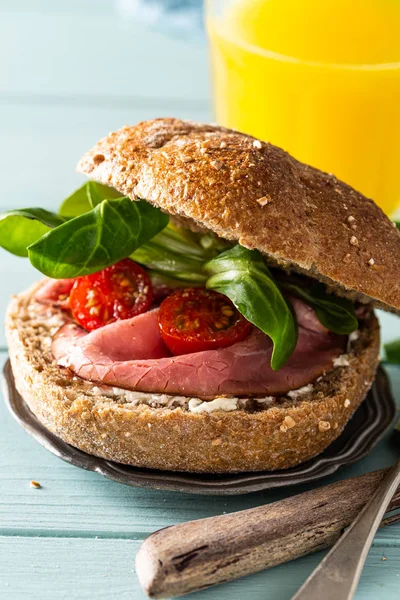 Sığır etli ve taze domatesli sandviç. — Stok fotoğraf