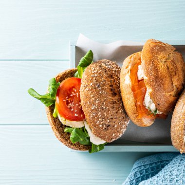 Ahşap kutuda çeşitli sandviçler