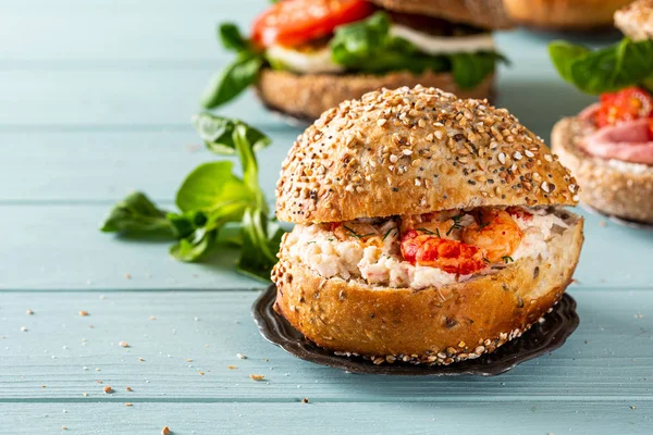 Sandwiche con manzo e pomodori freschi — Foto Stock