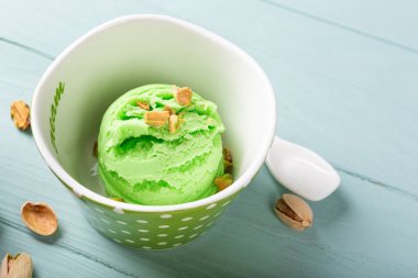 Bir kase içinde ev yapımı çeşitli dondurma