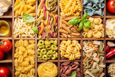 Ahşap kutusunda çeşitli renkli İtalyan Makarna