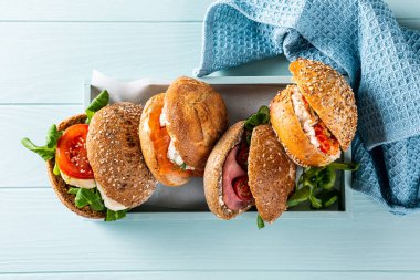 Ahşap kutuda çeşitli sandviçler