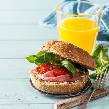 Sığır etli ve taze domatesli sandviç.