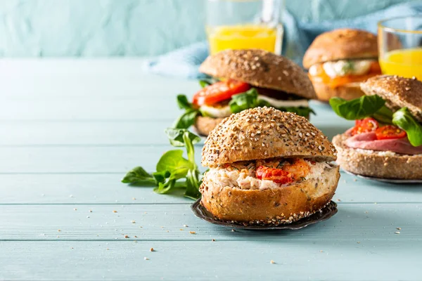 Сэндвич с говядиной и свежими помидорами — стоковое фото