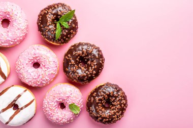 Gül arka plan üzerinde renkli donut