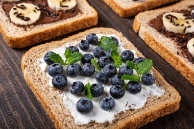 Çikolata ve muz ile lezzetli açık sandviç