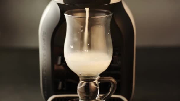 Mléko nalévání do ozdobného skleněného kelímku — Stock video
