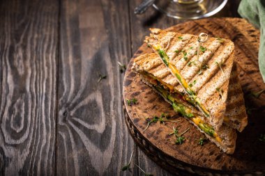 Öğle yemeği için sağlıklı avokado tost