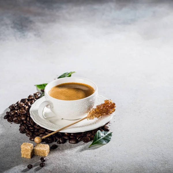 Koffie in witte kop — Stockfoto