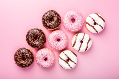 Gül arka plan üzerinde renkli donut