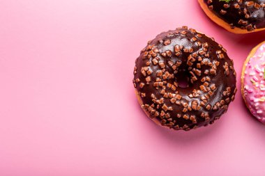 Gül arka plan üzerinde renkli donut