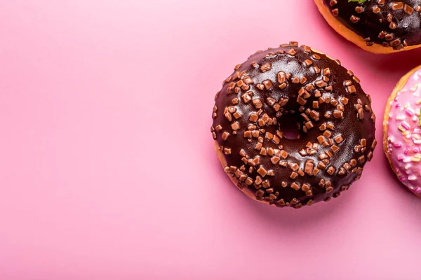 Donuts coloridos no fundo rosa — Fotografia de Stock