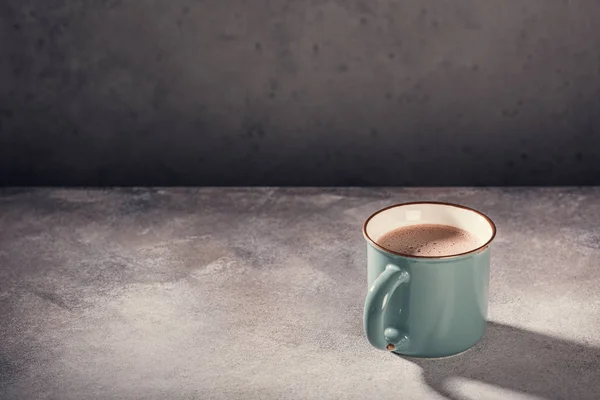 ホットチョコレートミルクの古いマグカップ — ストック写真