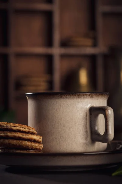 Kopi dalam cangkir coklat — Stok Foto