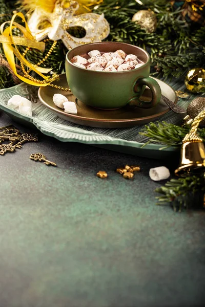 Різдвяна листівка з гарячим шоколадним молоком — стокове фото