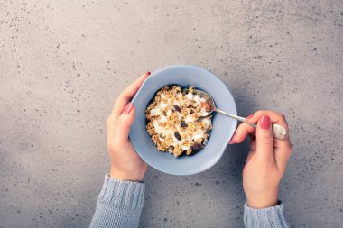 Yulaf granola çilek ve yoğurt ile