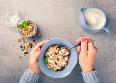 Yulaf granola çilek ve yoğurt ile