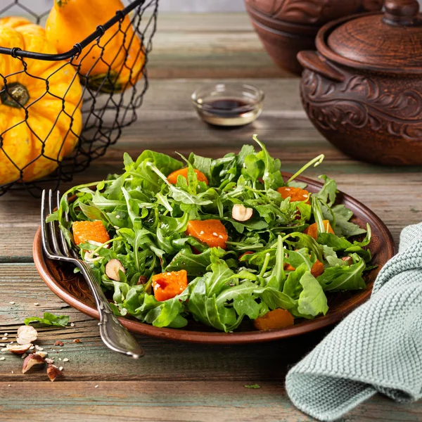 Salada deliciosa com arugula e abóbora assada — Fotografia de Stock