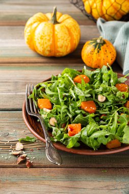 Roka ve fırında balkabağı ile nefis salata.