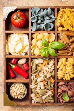 Ahşap kutusunda çeşitli renkli İtalyan Makarna