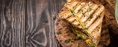 Öğle yemeği için sağlıklı avokado tost