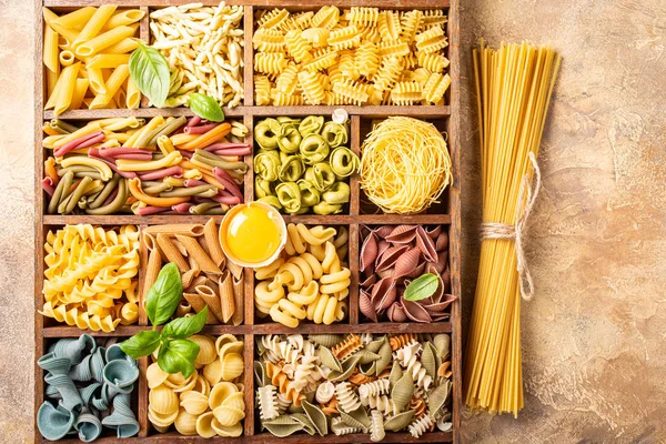 Válogatott színes olasz tészták-fából készült doboz — Stock Fotó