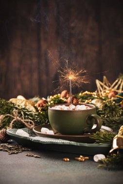 Sıcak çikolata sütlü Noel tebrik kartı