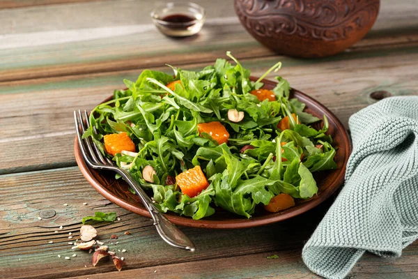 Köstlicher Salat mit Rucola und gebackenem Kürbis — Stockfoto