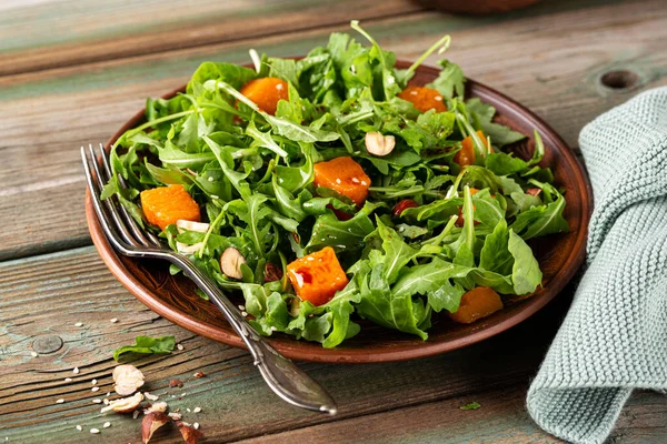 Köstlicher Salat mit Rucola und gebackenem Kürbis — Stockfoto