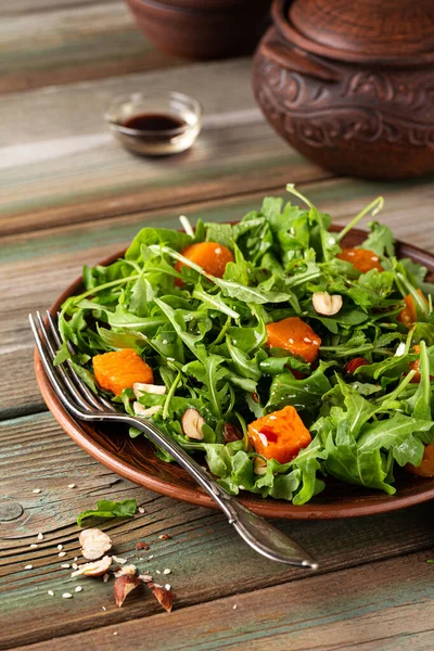 Läcker sallad med ruccola och bakad pumpa — Stockfoto