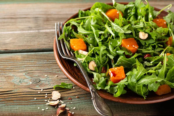 Köstlicher Salat mit Rucola und gebackenem Kürbis — Stockfoto