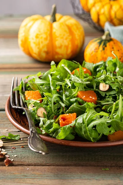 Köstlicher Salat mit Rucola und gebackenem Kürbis — Stockfoto