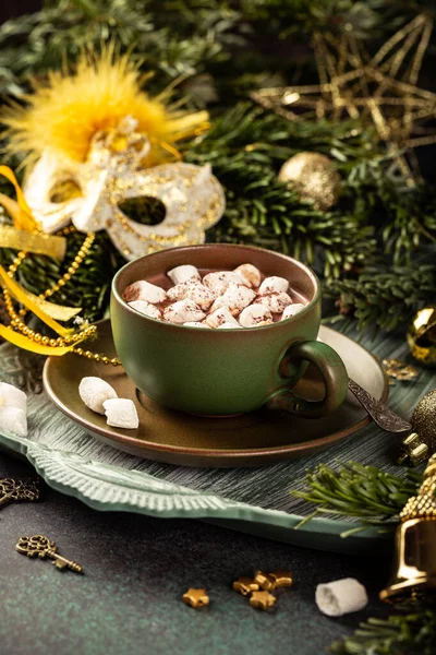 Χριστουγεννιάτικη ευχετήρια κάρτα με ζεστό γάλα σοκολάτας — Φωτογραφία Αρχείου