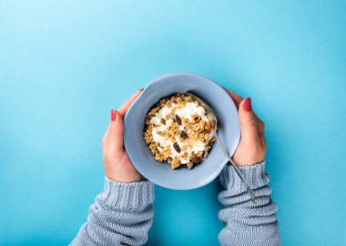 Yulaf granola çilek ve yoğurt ile